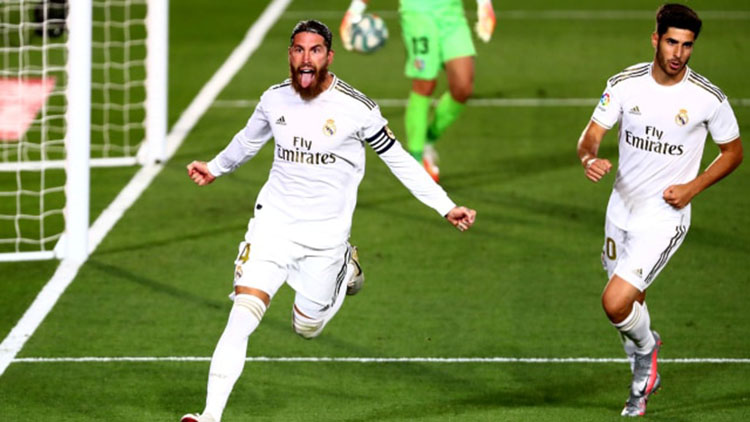 Kapten Real Madrid, Sergio Ramos (kiri) terlihat bergembira usia mencetak gol lewat penalti ke jala Getafe dalam lanjutan La Liga Spanyol di Stadion Alfredo Di Stefano, Madrid, Jumat (3/7/2020). (AFP/MARCA)